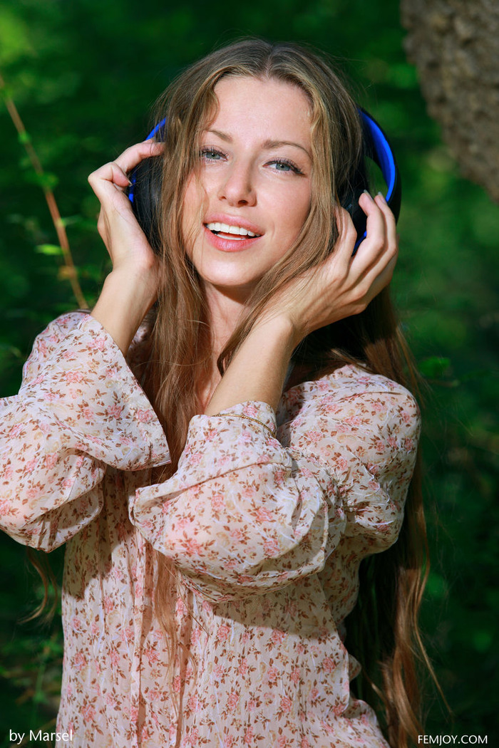 Skinny Teen Sofiya Exposes Privates