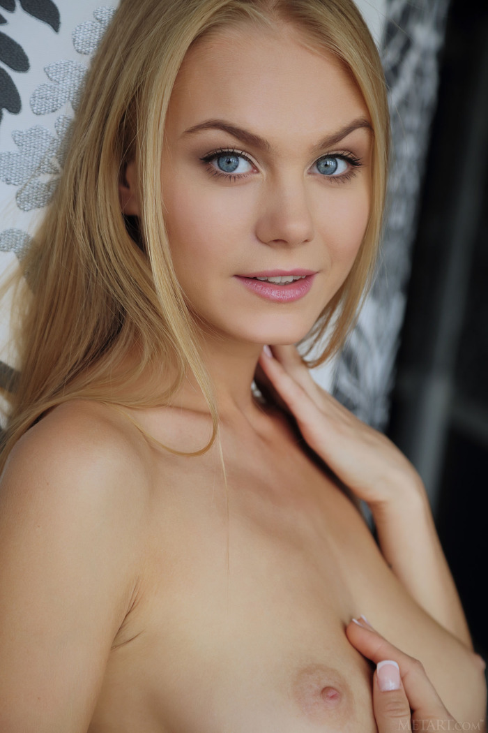 Slim Blonde Beauty Nancy Spreading Nude - picture 4