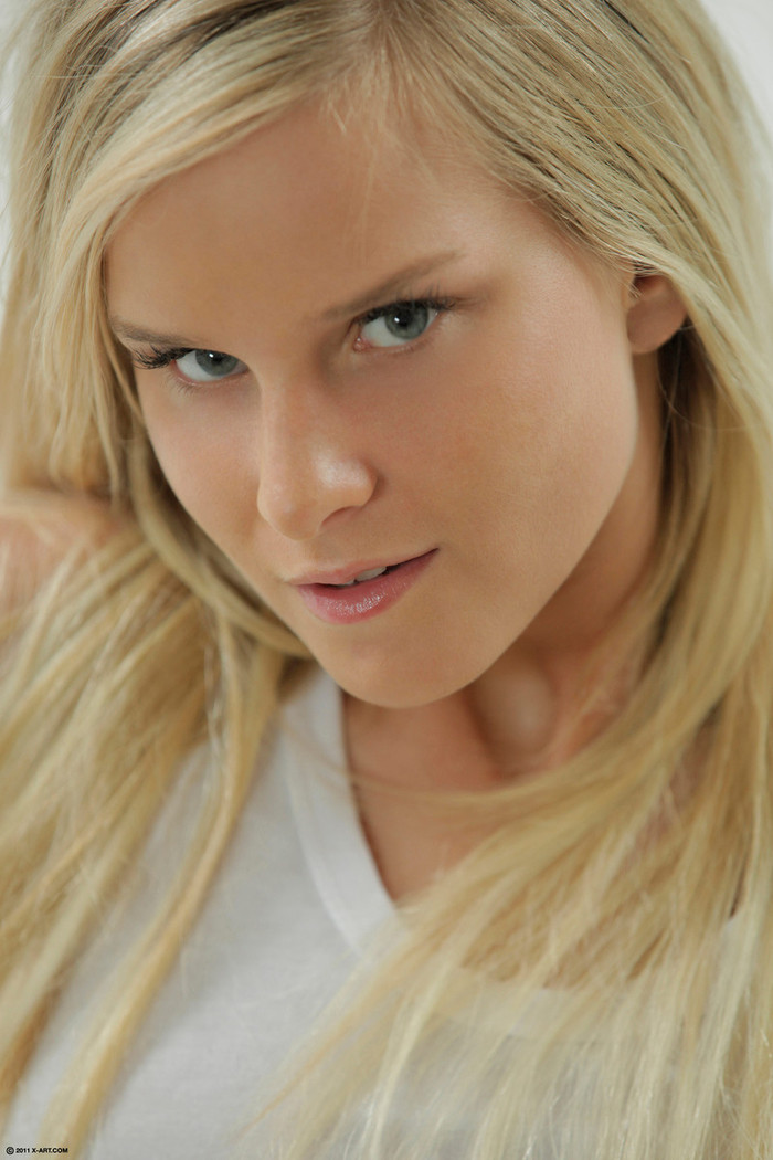 Mary in white hot - picture 2