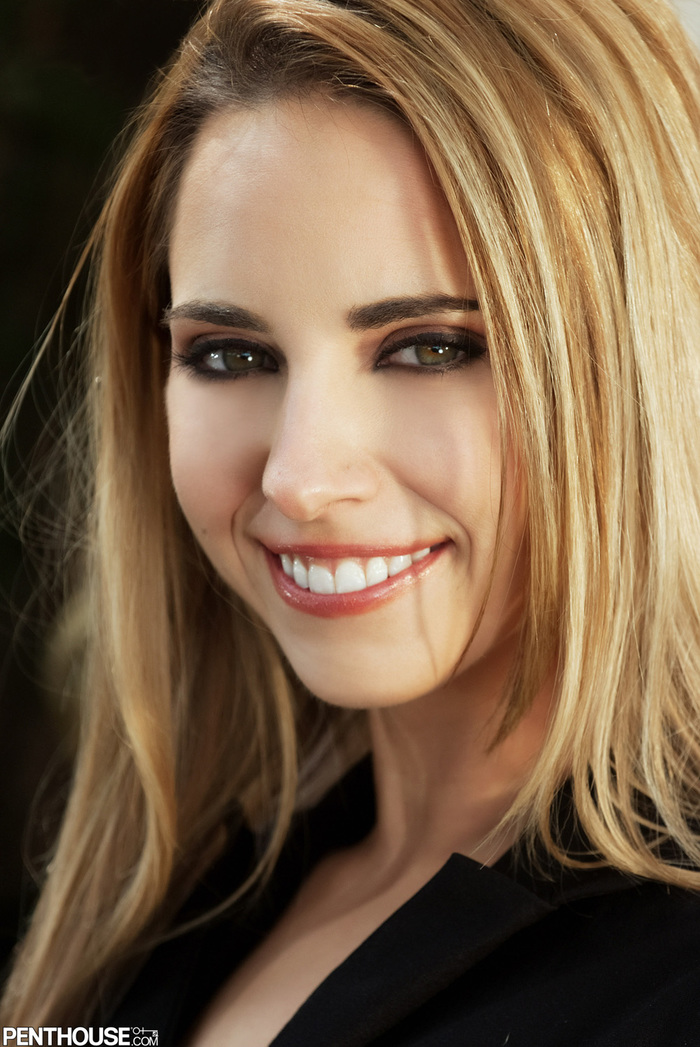 Lindsey Meadows Strips Naked