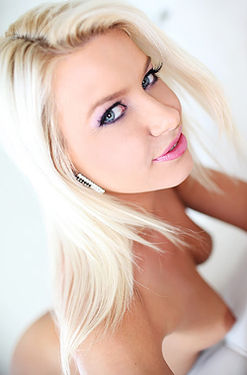 Beautiful Blonde Anikka