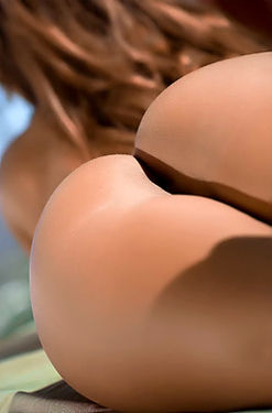 Keisha Grey Shows Off Her Hot Natural Assets