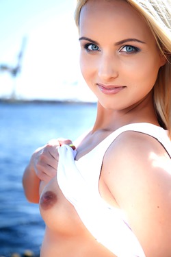 Sexy Sophia Sonne Outdoors