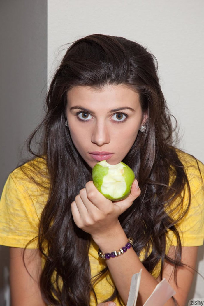 Pretty Brunette Lavi